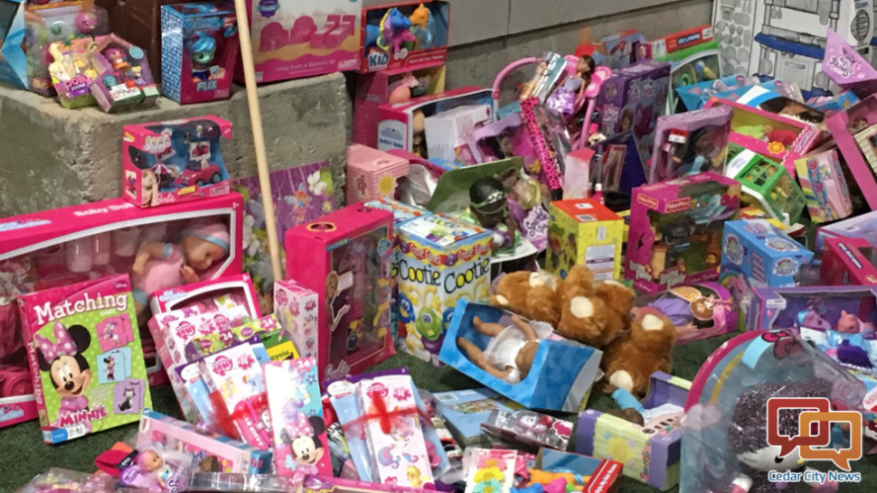 Police officer helps Toys for Tots bring Christmas to children in 2 ...